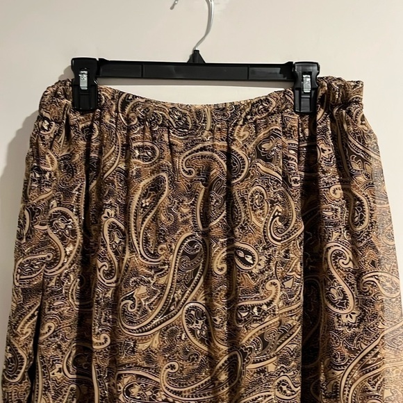 Avenue black brown tan floral paisley skirt. Size 22/24. - Picture 2 of 6